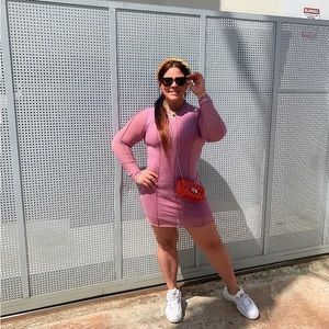 Vestido color violeta con mesh, es súper fresco y cómodo.